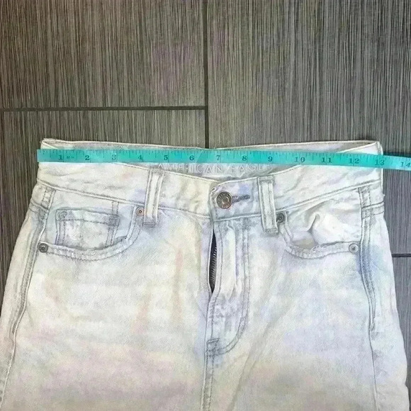 American Eagle Women's Blue Light Wash Distressed Raw Hem Mom Denim Jeans Size 0 - Picture 3 of 11